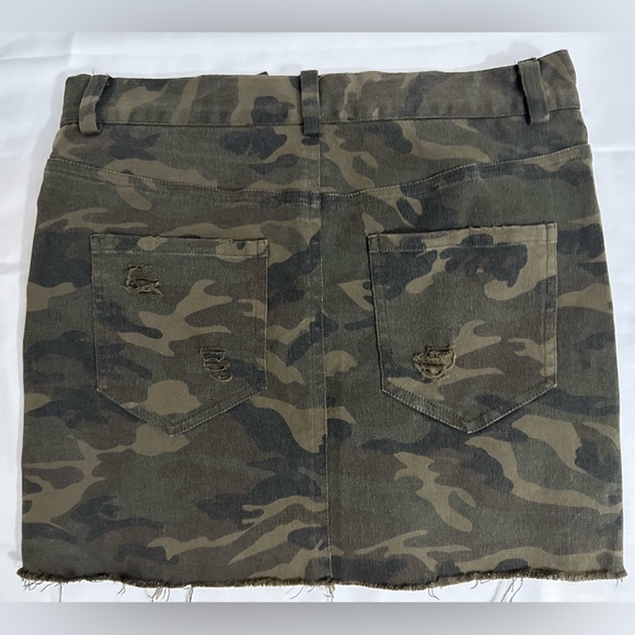 Olivacious army green distressed camo fashion skirt - Picture 3 of 3